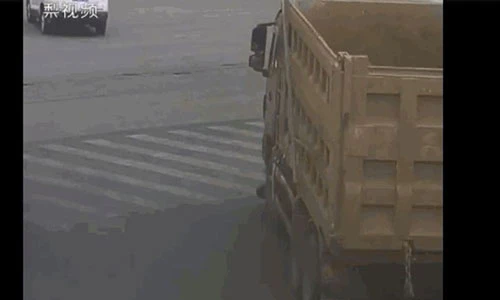 Video: Lạng lách tạt đầu xe tải, 2 bố con thoát chết khó tin