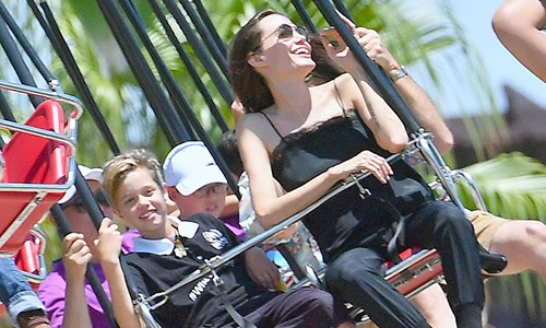 Angelina Jolie đưa các con đi chơi mừng cặp sinh đôi 9 tuổi