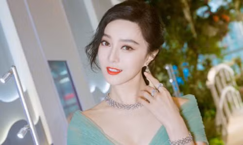 Phạm Băng Băng khoe vòng 1 lấp ló tại sự kiện