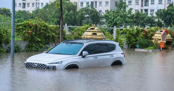 Nhiều đường phố Hà Nội ngập sâu sau trận mưa lớn