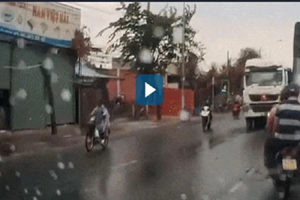 Xe máy có thể bị phạt gần 1 triệu đồng vì vượt trái suýt đâm container