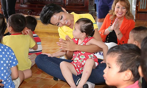 Hoa hậu Hoàn vũ H'hen Niê đi từ thiện giữa ồn ào khen chê