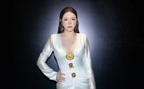 Lý Nhã Kỳ mặc váy xẻ ngực sâu khi đến ủng hộ Hieuthuhai