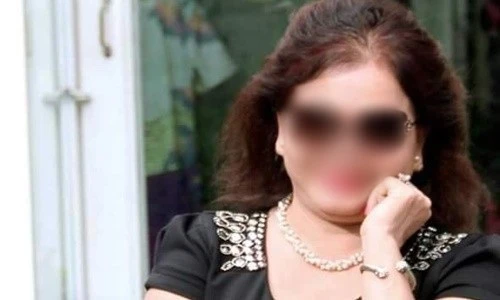 Chân dung “nhà thơ thế giới” Tống Thu Ngân đang gây bão mạng