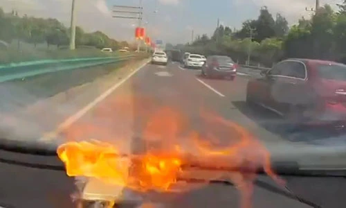 Video: Điện thoại bất ngờ nổ và cháy dữ dội trong xe ô tô