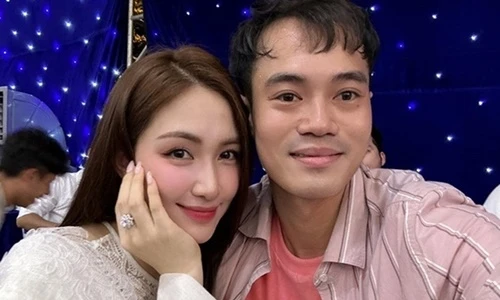 Hòa Minzy phản ứng gây chú ý khi Văn Toàn “đòi cảm ơn”