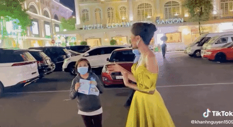 Hé lộ lý do fan năn nỉ, H'Hen Niê vẫn từ chối ký tên - Hình 2 He lo ly do fan nan ni, H'Hen Nie van tu choi ky ten-Hinh-2