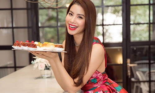 Khai trương quán bị tạt sơn, Phạm Hương vẫn xinh rạng rỡ