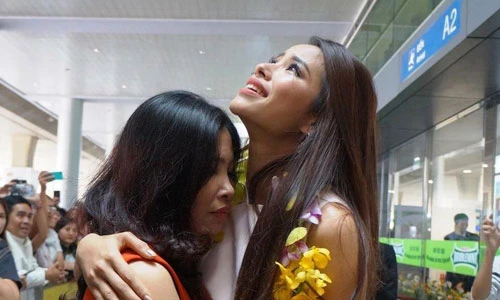 Phạm Hương rưng rưng nước mắt ôm lấy mẹ ngày trở về