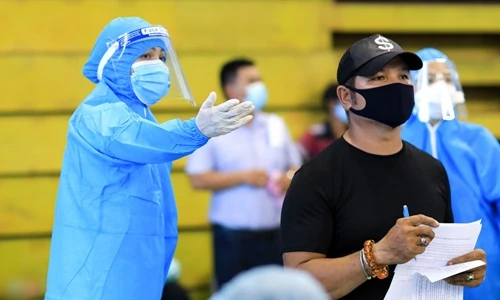 H'Hen Niê, Mai Phương Thúy hỗ trợ người dân tiêm vắc xin ở TP.HCM