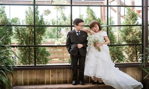 Hôn nhân của cặp vợ chồng tí hon bị nhầm học sinh tiểu học