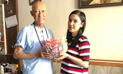 Việt Trinh đến thăm, tặng nghệ sĩ Lê Bình 1000 con hạc giấy