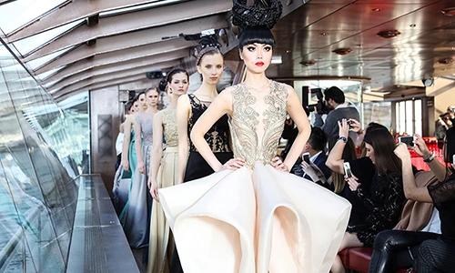 Siêu mẫu Jessica Minh Anh đẹp lạnh lùng làm vedette tại Paris