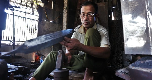 Làng rèn hàng trăm năm tuổi xuyên đêm đỏ lửa phục vụ Tết