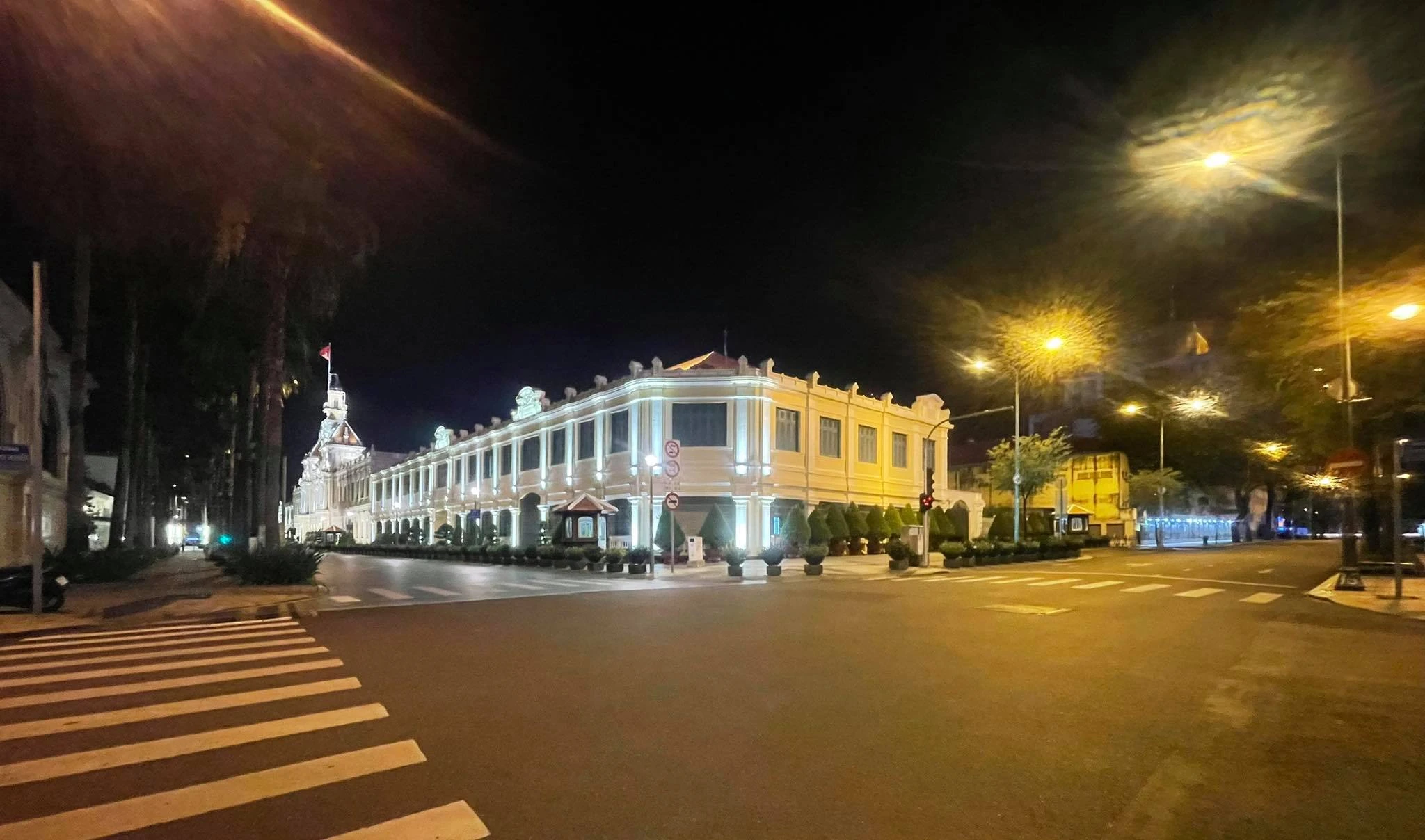 Đường phố Sài Gòn "vườn không nhà trống" đối phó COVID-19