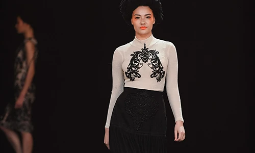 Hồng Quế mũm mĩm sau 4 tháng sinh con vẫn tự tin catwalk