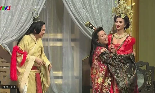 Bỏ mặc Nhã Phương, Trường Giang ôm ghì diễn viên Kim Tuyến