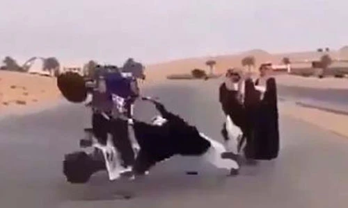 Video: Cận cảnh trò chơi nhảy dây bằng xe máy độc đáo nhất hành tinh