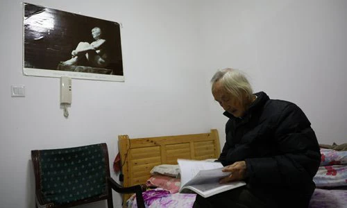 Người mẫu ngoại cỡ, ông già làm mẫu ảnh khỏa thân mưu sinh