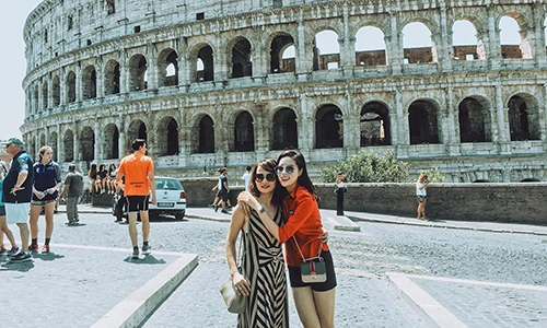 Hoa hậu Kỳ Duyên khoe ảnh cùng mẹ du lịch châu Âu