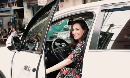 Ca sĩ Phi Nhung tự lái xe sang chạy show 