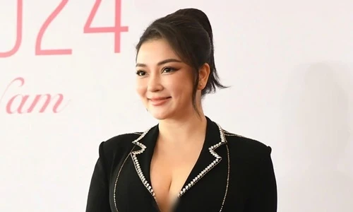 Hoa hậu Nguyễn Thị Huyền mặc táo bạo khiến fan “đảo điên”