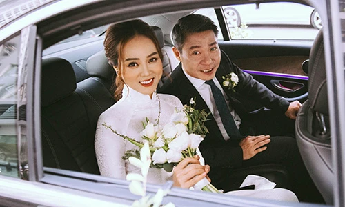 Nghệ sĩ Công Lý tươi rói bên vợ kém 15 tuổi trong đám hỏi