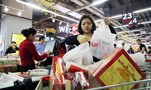 Người dân tấp nập vào siêu thị sắm Tết