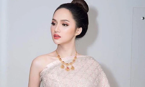 Hương Giang Idol duyên dáng trong trang phục Thái