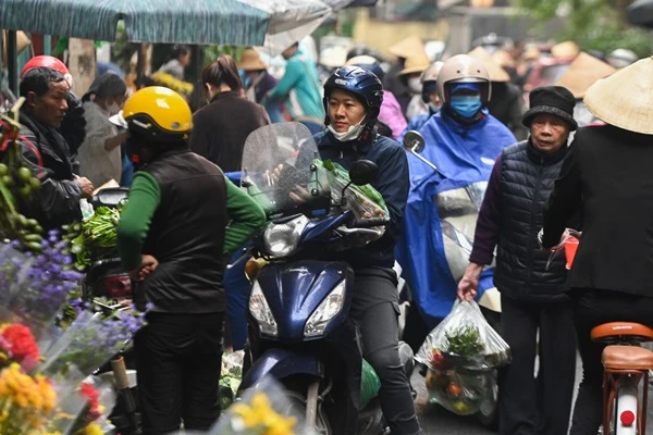 Người Hà Nội tất bật đi chợ mua sắm đồ cúng Rằm tháng Giêng