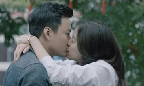 Chia tay Vĩnh Thụy, Hoàng Thùy Linh lại tình tứ cùng Hồng Đăng