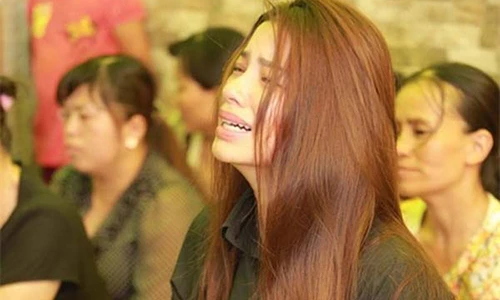 Phạm Hương khóc ngất trong đám tang cha, fan nghẹn ngào