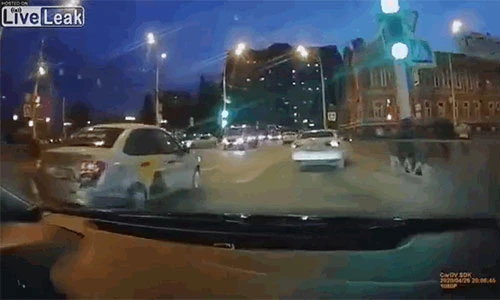 Clip: Vượt đèn đỏ với tốc độ kinh hoàng, nam thanh niên lao thẳng vào xe tải