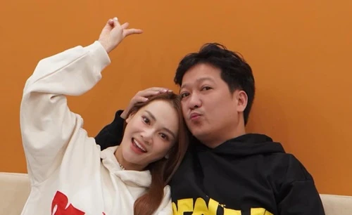 Nhã Phương tình tứ bên Trường Giang, bắt trend “ngoan xinh yêu” 