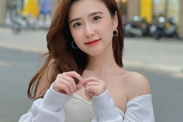 Chia tay thủ môn nổi tiếng, hai gái xinh gợi cảm và quyến rũ khó nhận ra