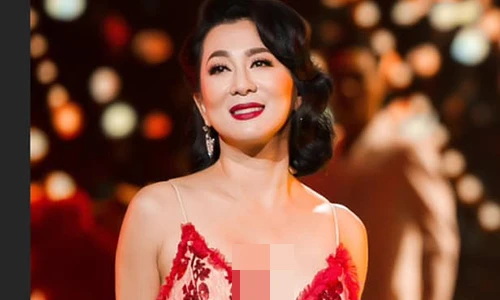 Đường cong gợi cảm của nữ MC muốn về già được trai trẻ vây quanh