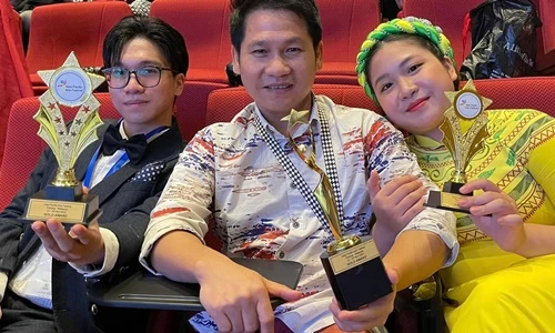 Trọng Tấn khoe hai con đoạt giải thưởng âm nhạc