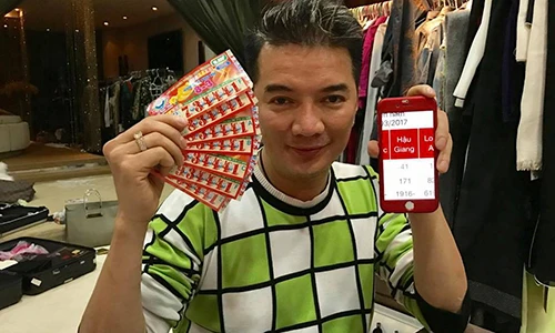 Đàm Vĩnh Hưng trúng số khi mua trăm vé số giúp cụ già