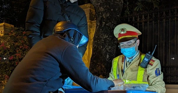 Nhậu đón Noel sớm, tài xế mất cả thưởng Tết vì dính nồng độ cồn