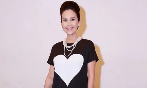 Diễm My trẻ trung, thanh lịch với váy họa tiết trái tim