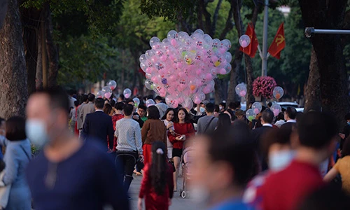 Tết Tân Sửu 2021: Không khí chiều mùng 1 tại Hà Nội