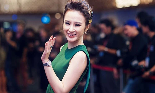 Angela Phương Trinh đeo nhẫn hơn 1 tỷ đi xem thời trang