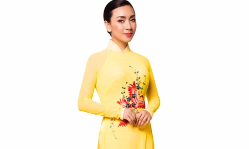 Y Phụng khoe vẻ đẹp bất chấp thời gian với áo dài