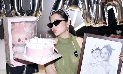 Bảo Anh khoe món quà sinh nhật năm 18 tuổi