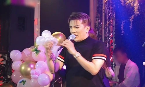 Đàm Vĩnh Hưng hát trong sinh nhật cháu ở Mỹ