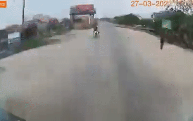 Video: Ôtô bất ngờ đánh lái gây tai nạn, hai thanh niên có pha 'ứng biến' nhanh trí Video: Oto bat ngo danh lai gay tai nan, hai thanh nien co pha 'ung bien' nhanh tri