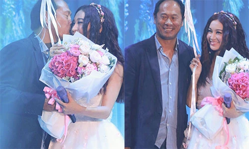 Ông xã tỷ phú hôn tình tứ Ôn Bích Hà trên sân khấu