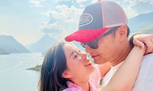 Hồng Đăng khoe chiều chuộng vợ trong chuyến du lịch