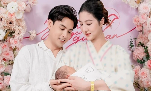 Vợ kém 17 tuổi của Hồ Quang Hiếu sinh con trai đầu lòng