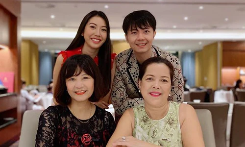 Á hậu Thúy Vân khen nhan sắc mẹ chồng tương lai 